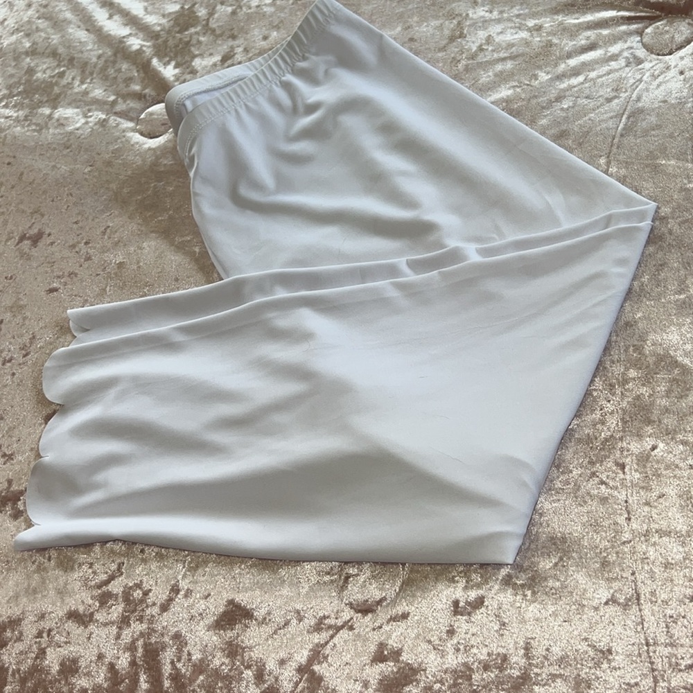 Cute White scallop bottom, capris
